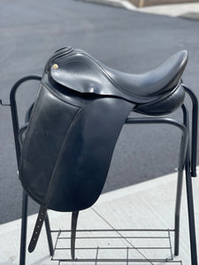 *USAGÉ* Selle de Dressage Barnsby 17 po